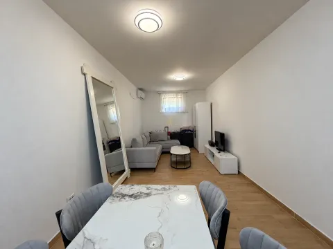 Dnevna soba sa trpezarijskim stolom i garniturom za sedenje. - image 2