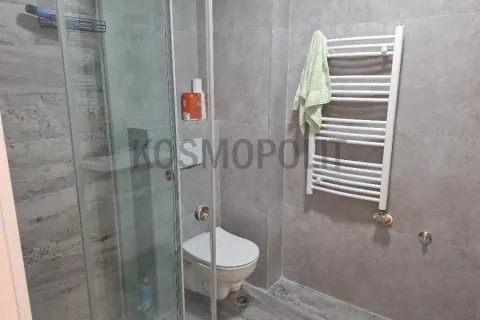 Moderno opremljeno kupatilo sa tuš kabinom i radijatorom za sušenje peškira. - image 11
