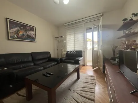 Dnevna soba sa garniturom za sedenje, stočićem i televizorom. - image 2