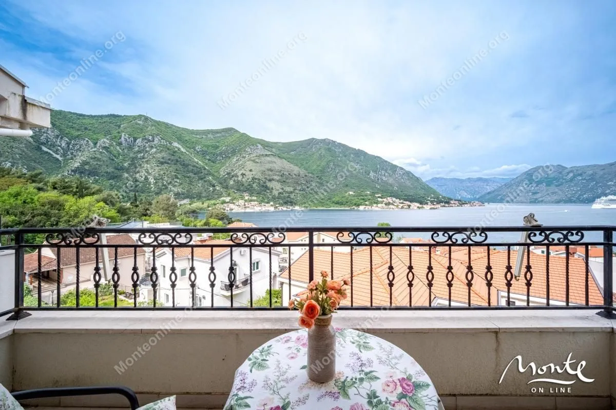 Prodaja, dvosoban stan, 109m², Dobrota, Kotor