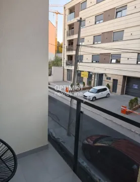 Pogled sa balkona na ulicu i okolne zgrade. - image 14