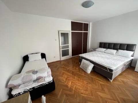 Svijetla spavaća soba sa bračnim i singl krevetom. - image 23