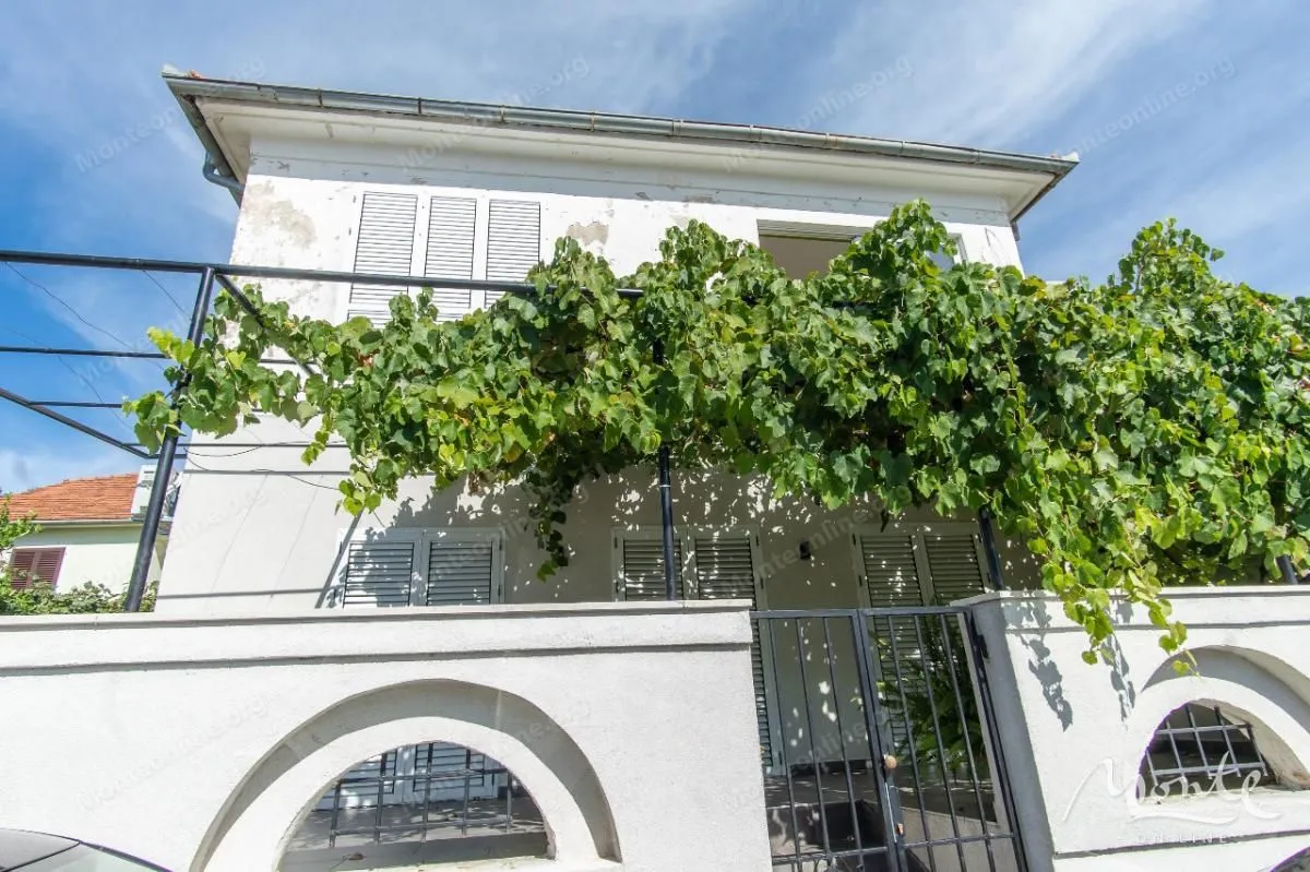 Prodaja, dvosoban stan, 42m², Đenovići, Herceg Novi