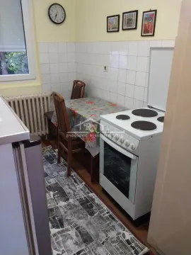 Manja kuhinja sa šporetom, trpezarijskim stolom i stolicama. - image 8