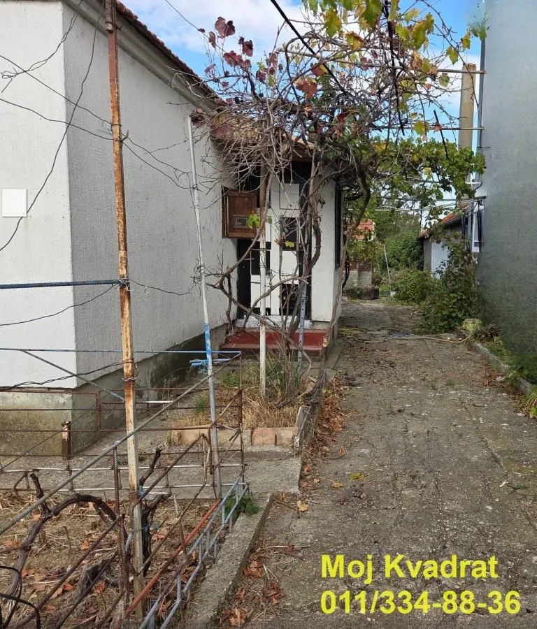 Pogled na dvorište i ulaz u prizemnu kuću.