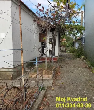 Pogled na dvorište i ulaz u prizemnu kuću. - image 4