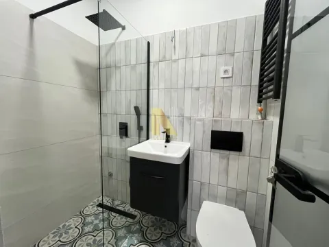 Moderno kupatilo sa tuš kabinom, umivaonikom i wc šoljom. - image 17