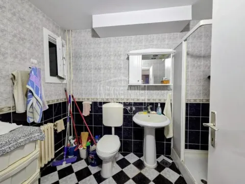 Manje kupatilo sa tuš kabinom, lavaboom i WC šoljom. - image 3