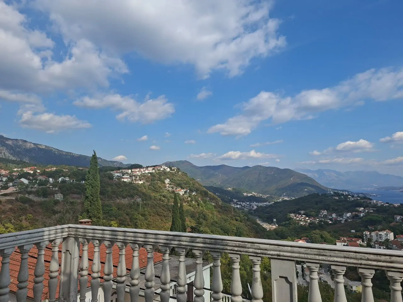 Pogled na planine i naselje sa terase.