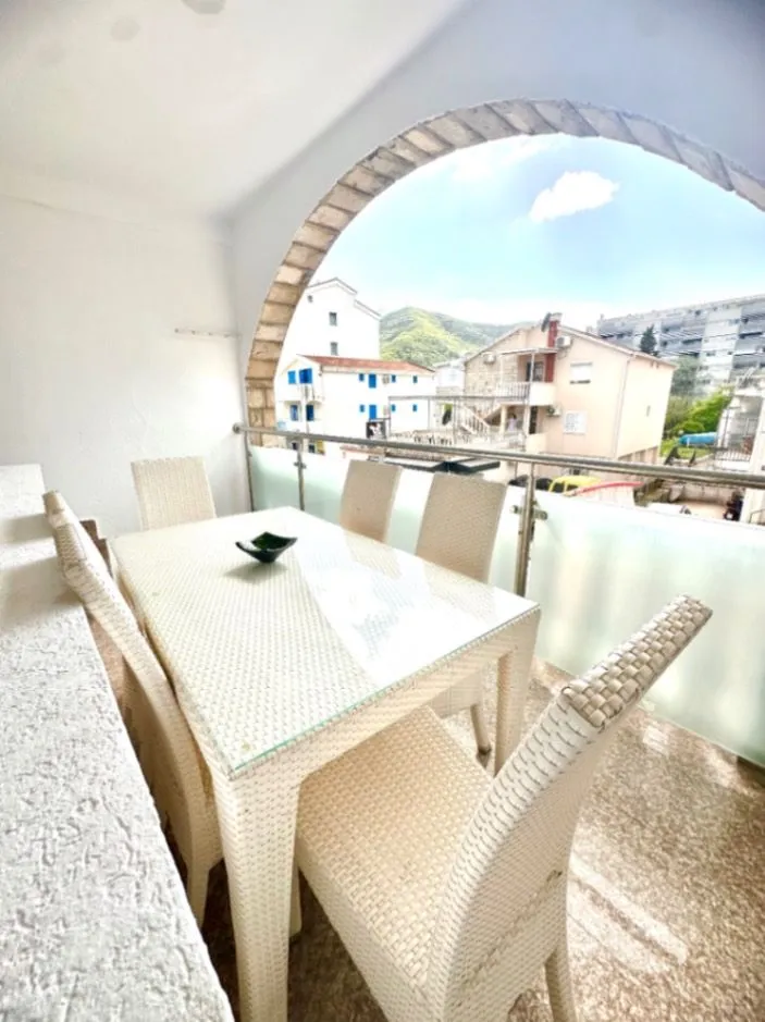 Izdavanje, dvosoban stan, 60m², Mainski Put, Budva