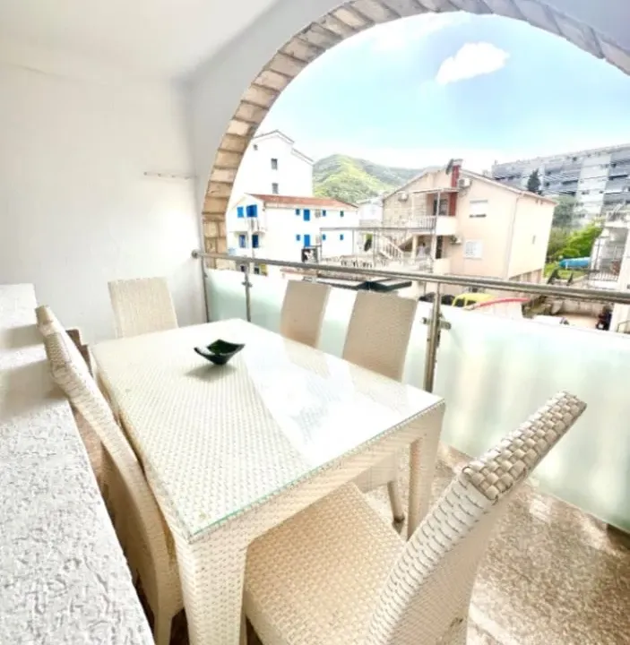 Izdavanje, dvosoban stan, 60m², Mainski Put, Budva