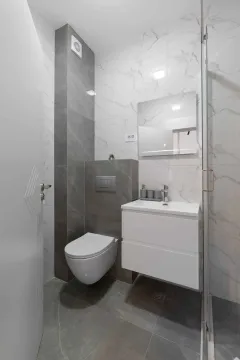 Moderne kupatilo sa tuš kabinom, konzolnom šoljom i umivaonikom. - image 7