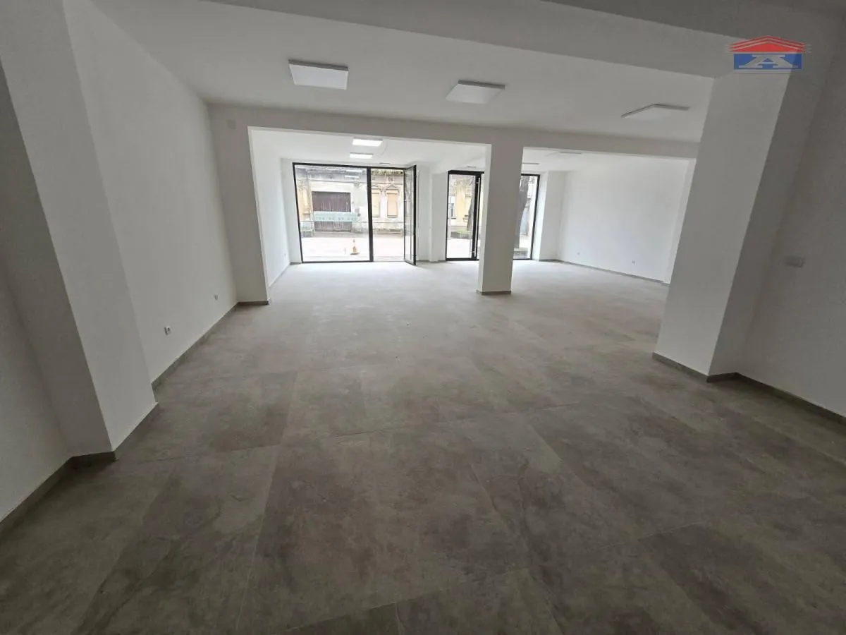 Izdavanje, poslovni prostor, 110m², Centar, Inđija