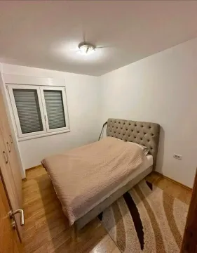 Spavaća soba sa bračnim krevetom, plakarom i prozorom. - image 5