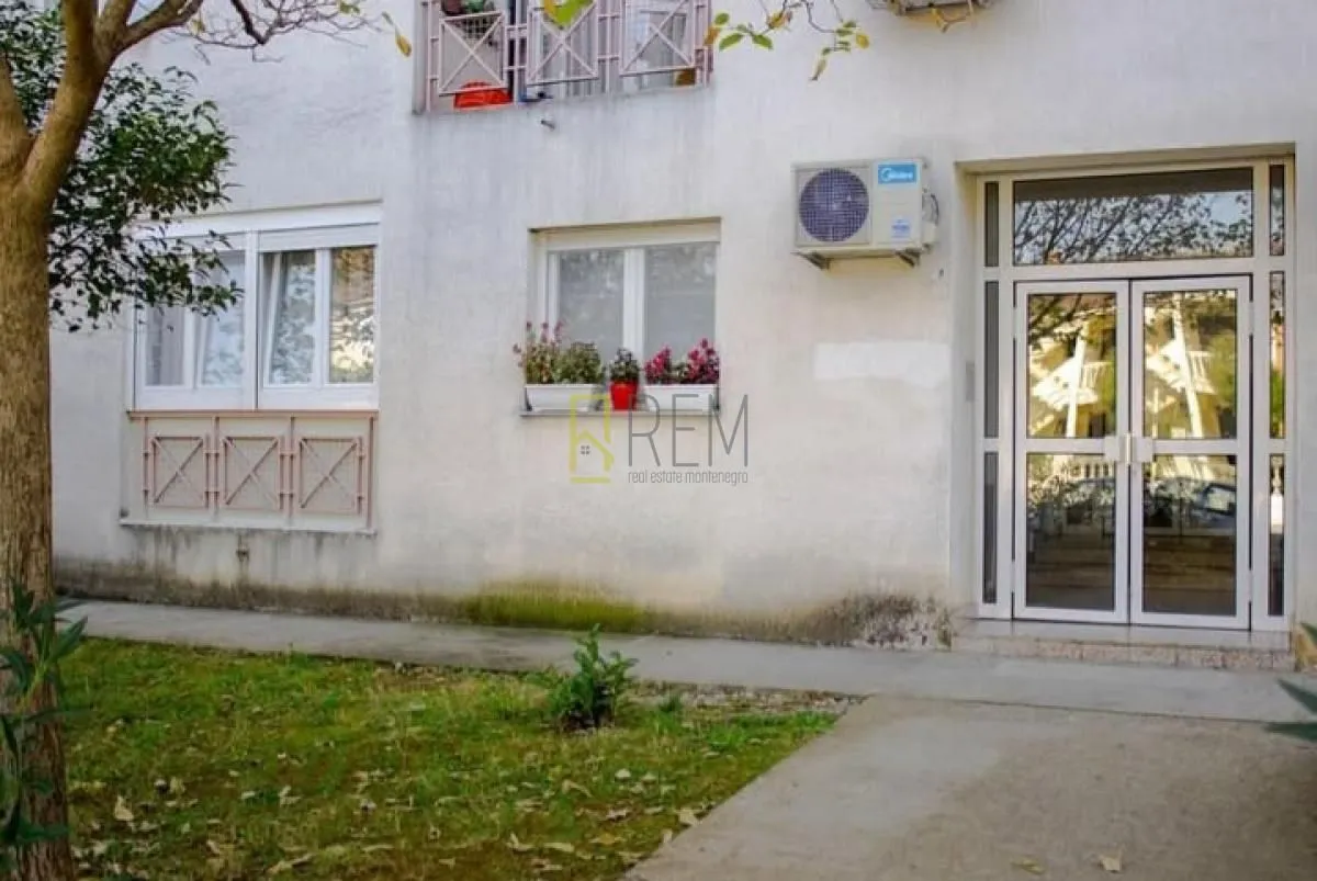 Izdavanje, jednosoban stan, 50m², Stari Aerodrom, Podgorica