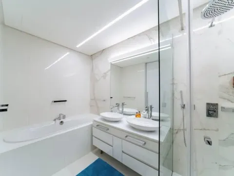 Izdavanje, trosoban stan, 500m², Bečići, Budva - image 9