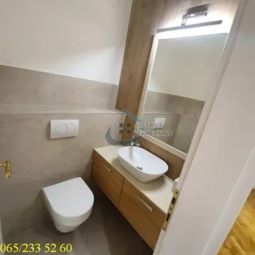 Moderno opremljeno kupatilo sa umivaonikom, ormarićem i ugradnim toaletom. - image 10