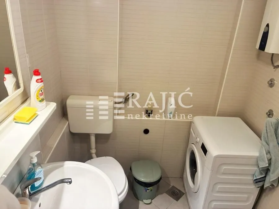 Smaller bathroom with sanitary ware and a washing machine.