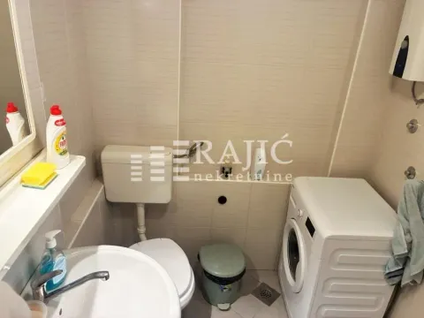 Smaller bathroom with sanitary ware and a washing machine. - image 3