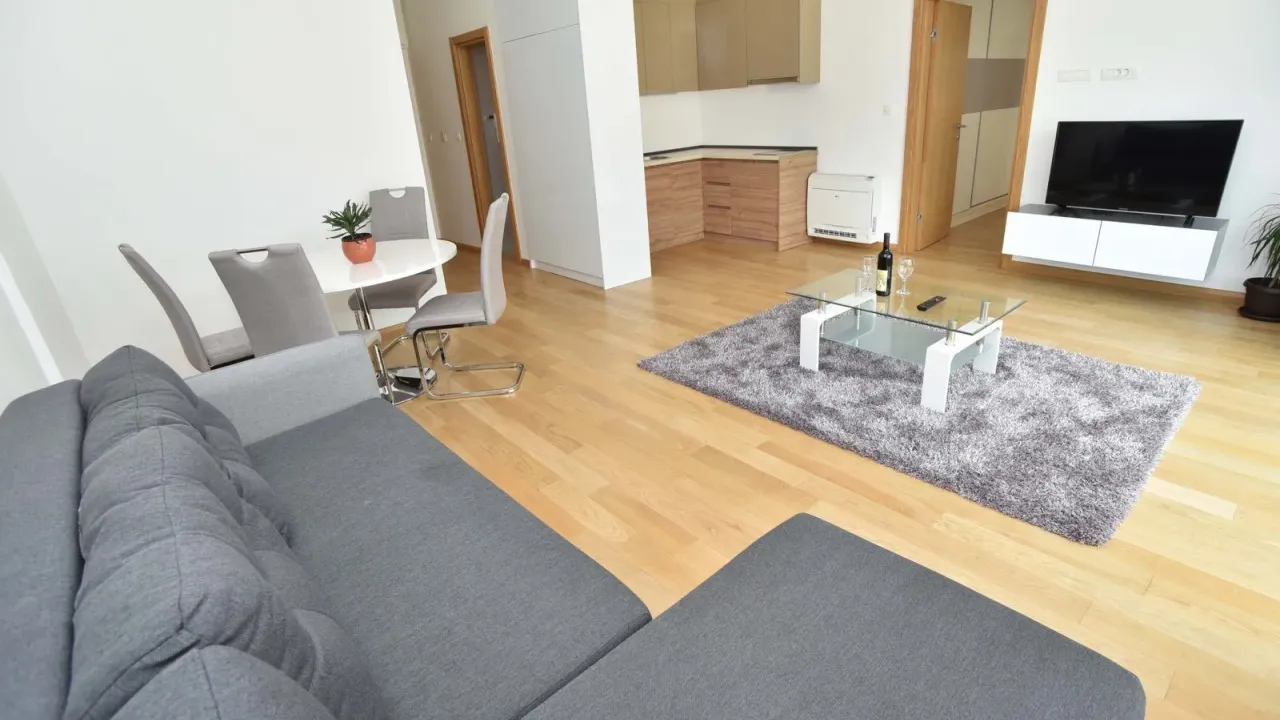 Izdavanje, jednosoban stan, 57m², Budva, Crna Gora