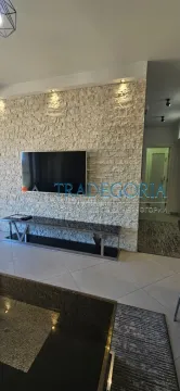 Dnevna soba sa zidom obloženim dekorativnim kamenom i televizorom. - image 8