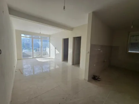 Svijetao prazan prostor u novom stanu sa pločicama i velikim prozorom. - image 9