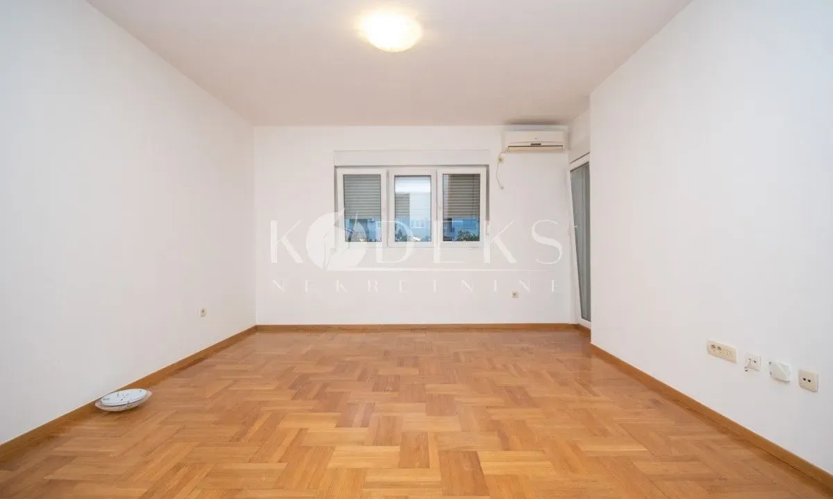 Izdavanje, jednosoban stan, 50m², Pobrežje, Podgorica