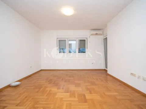 Izdavanje, jednosoban stan, 50m², Pobrežje, Podgorica