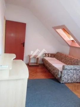 Manja dnevna soba sa kaučem i kosim plafonom. - image 6