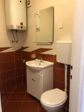 Manje kupatilo sa lavaboom, wc šoljom i bojlerom na zidu. - image 12