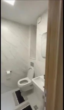 Pogled na moderno uređeno kupatilo sa bijelim keramičkim pločicama. - image 8