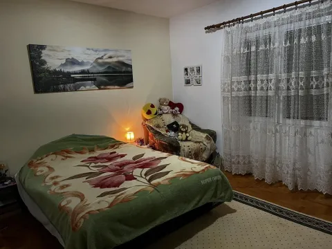 Spavaća soba sa velikim krevetom i foteljom u uglu. - image 2