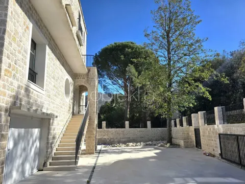 Prodaja, kuća, 374m², Tivat, Crna Gora - image 4
