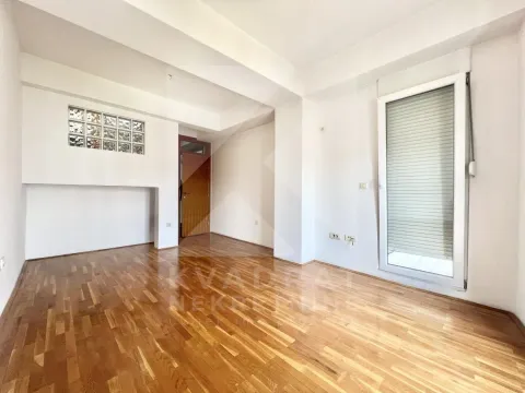 Empty room with hardwood floors and a door leading to the terrace. - image 4