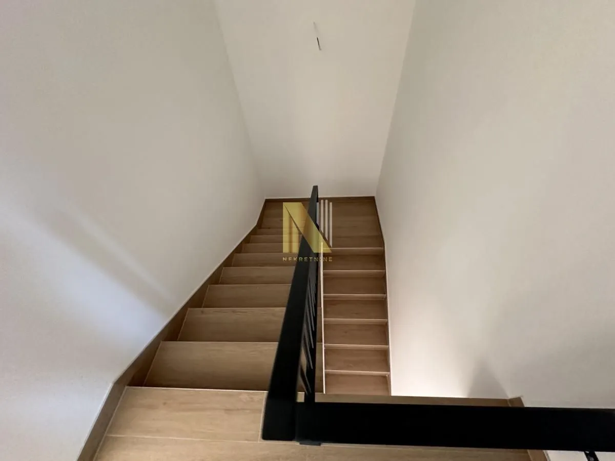 Prodaja, četvorosoban stan, 154m², Alibegovac, Petrovaradin