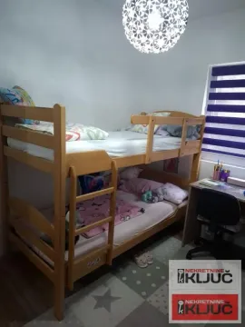 Dečja soba sa krevetom na sprat i radnim stolom. - image 7