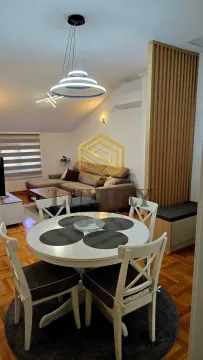 Dnevni boravak sa trpezarijom i modernim osvjetljenjem. - image 5