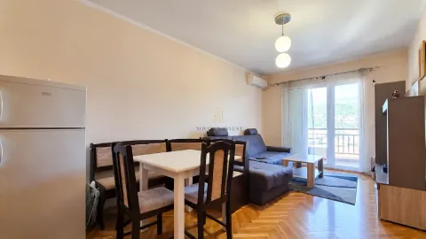 Dnevna soba sa garniturom, trpezarijskim stolom i izlazom na terasu. - image 3