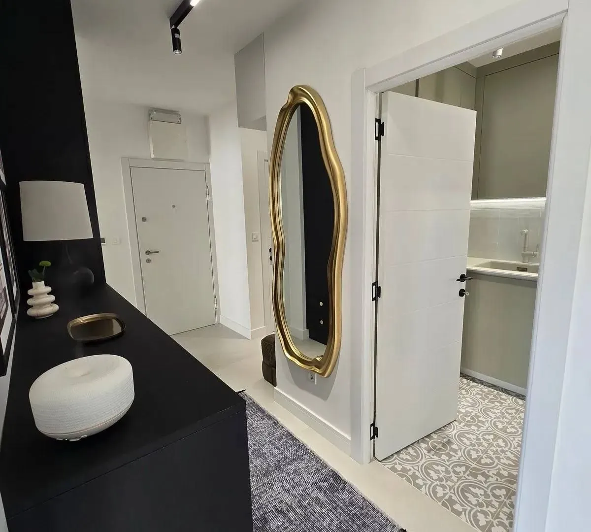 Prodaja, dvosoban stan, 70m², Centar, Tivat
