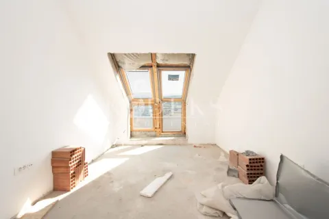 Potkrovlje u izgradnji sa krovnim prozorima i bijelim zidovima. - image 9