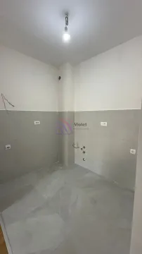 Pogled na nenamještenu prostoriju sa keramičkim pločicama i instalacijama za vodu. - image 10