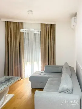 Dnevna soba sa ugaonom garniturom, stočićem i prozorom sa zavjesama. - image 13