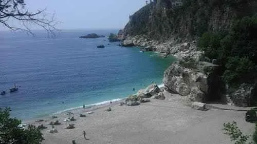 Prelijep pogled na more i plažu.