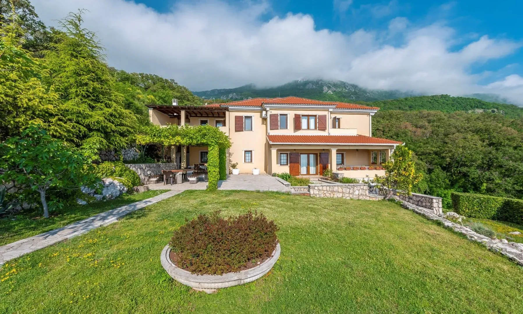 Sale, house, 650m², Kuljače, Budva