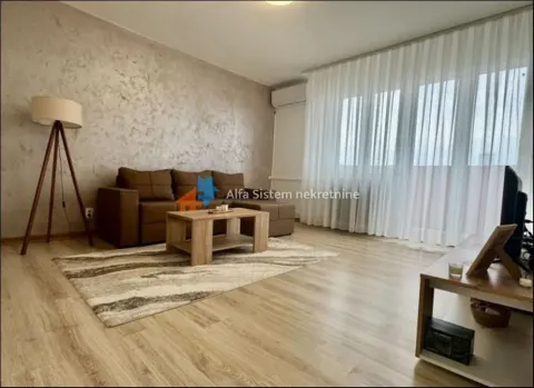 Dnevna soba sa garniturom, stočićem i TV-om. - image 2