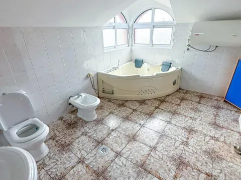 Izdavanje, kuća, 250m², Donja Gorica, Podgorica - image 11