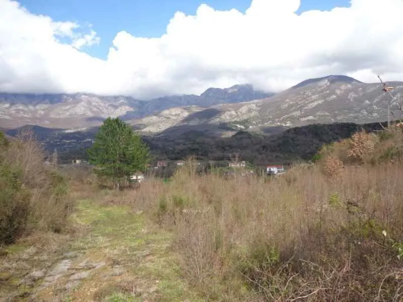 Pogled na planine i okolni pejzaž sa placa.