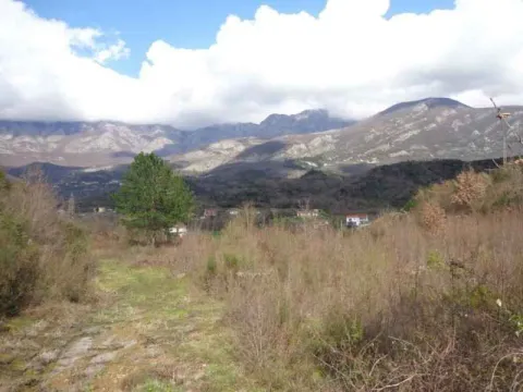 Pogled na planine i okolni pejzaž sa placa. - image 5