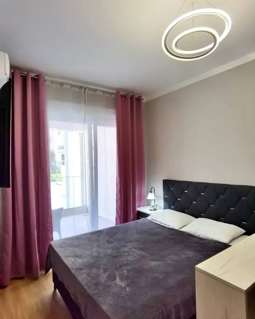 Izdavanje, jednosoban stan, 53m², Centar, Budva