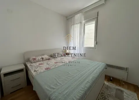 Svjetla spavaća soba sa bračnim krevetom i prozorom. - image 9